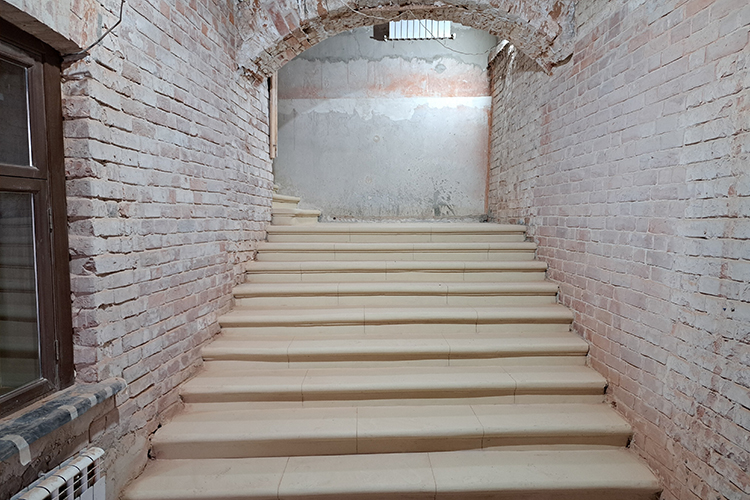 «Один из основных ключевых элементов &mdash; белокаменная лестница. К ее реставрации мы шли 11 лет, долго думали, что делать»