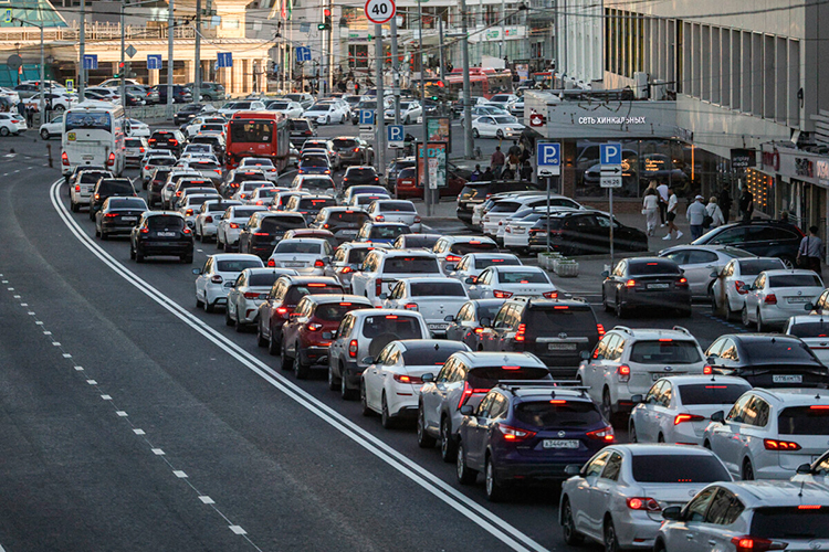За последние 20 лет машин стало втрое больше: если в 2007 году было зарегистрировано 130 тыс. транспортных средств, то на данный момент &mdash; около полумиллиона