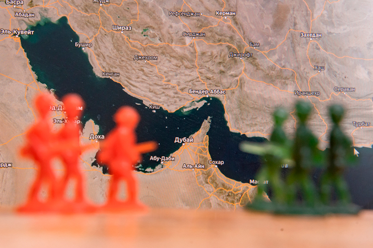 Для блокировки пролива США направили свыше 15 военных кораблей, среди которых десантный корабль, два ракетных эсминца и авианосец ВМС США USS Abraham Lincoln, который вошел в воды Оманского залива и расположился в 200 км к югу от побережья Ирана