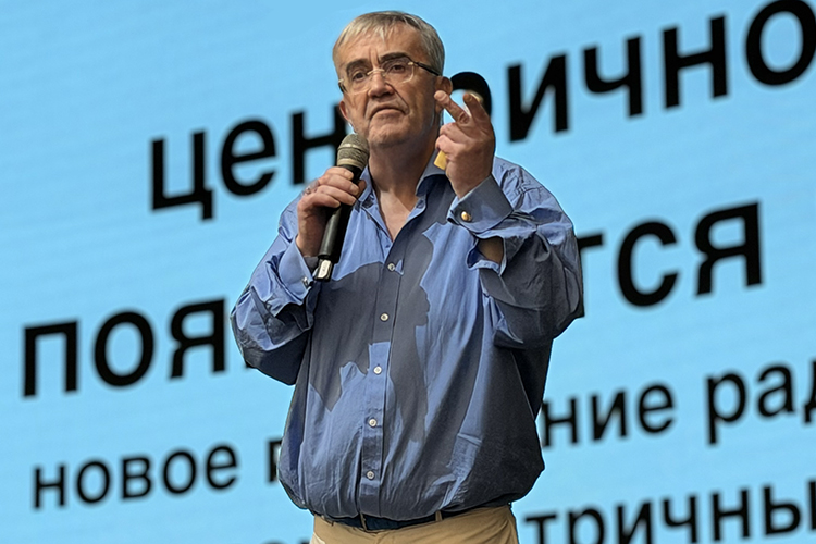 Гаррет Джонстон — 56-летний ирландец из Дублина, консультант с клиентами на четырёх континентах. Джонстон работал в крупных международных компаниях: CapGemini, Ernst & Young, Alcatel и других, а в России — как директор по маркетингу в МТС и советник по маркетингу в X5 Retail Group