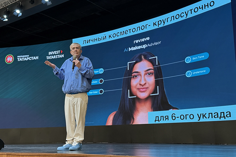 В зале ИТ‑парка собрались владельцы бизнеса, которых пригласили послушать колоритного 56-летнего гуру маркетинга Гарретта Джонстона