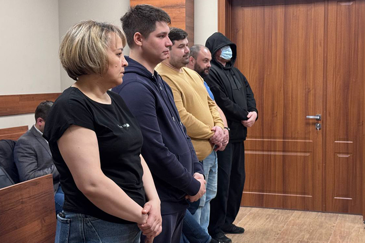 Вместе с Гибадуллиным на скамье подсудимых еще пятеро: Фарид Насретдинов, Айрат Гыйбадуллин, Ильдар Каримов, Рамазан Рамазанов и Гульнара Ураимова