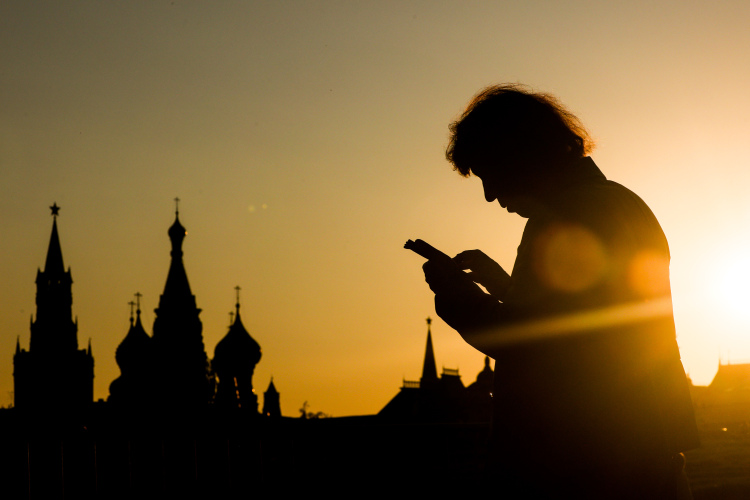 В презентации сказано, что с 2022 года аудитория СМИ сократилась на 30–70%, а сами медиа стали критически зависеть от трафика «Дзена», который, как утверждается в документе, обеспечивает до 80% переходов на сайты изданий