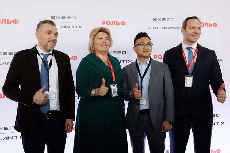 В официальном открытии дилерского центра в Казани участвовали владелец «РОЛЬФ» Умар Кремлев, Светлана Виноградова, Николай Иванов, господин Ван Бин и Алексей Ледков