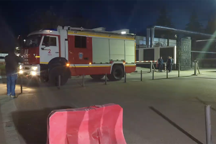 Официально службы не сообщают, во сколько именно произошел инцидент и в каком часу пожар был локализован. Тем не менее на место помчалась пожарная техника, а в тех же соцсетях стали появляться короткие видео, где были видны языки пламени