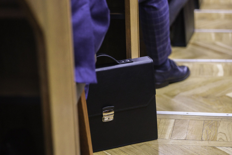 «Возвращаемся к тому, что опять надо стимулировать чиновников. В принципе, это работает, поскольку чиновники сами по себе такие, что приходят на службу, отказываются от рисков бизнеса в пользу стабильности»