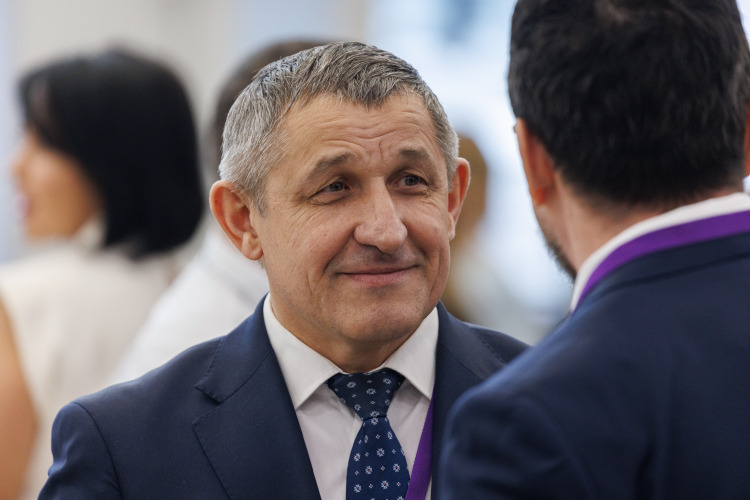 По мнению Зарипова, муниципалитетами должны управлять подготовленные умные люди «и их надо привлекать высокой заработной платой и соцпакетом»