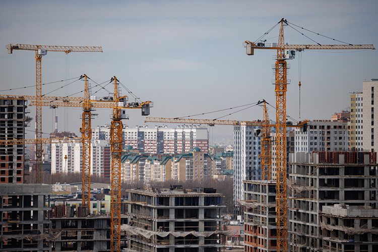 Сейчас в Татарстане не продано 64% площадей новостроек &mdash; а было 48%. Кроме того, нарастают и долги девелоперов перед банками по проектному финансированию: на эскроу-счета покупатели принесли на 66 млрд рублей меньше, чем застройщики вложили в строительство домов