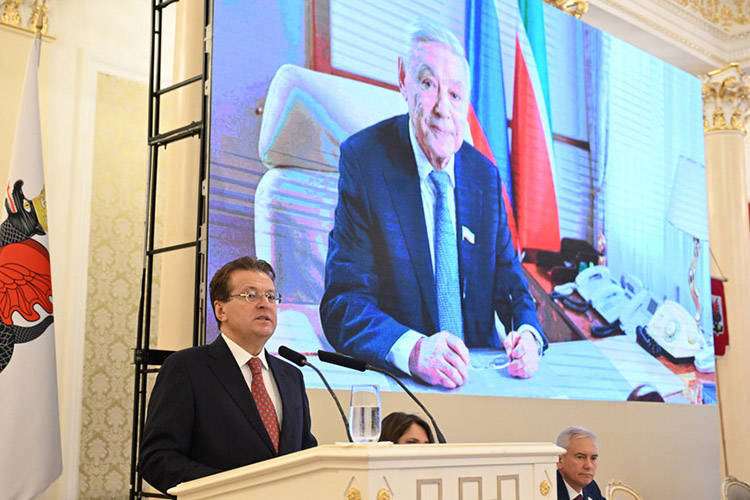 Отмечали сегодня и заслуги министра строительства и ЖКХ РФ Ирека Файзуллина и экс-спикер Госсовета Фарида Мухаметшина. Депутаты Казгордумы проголосовали за присвоение им звания «Почетный гражданин города Казани»