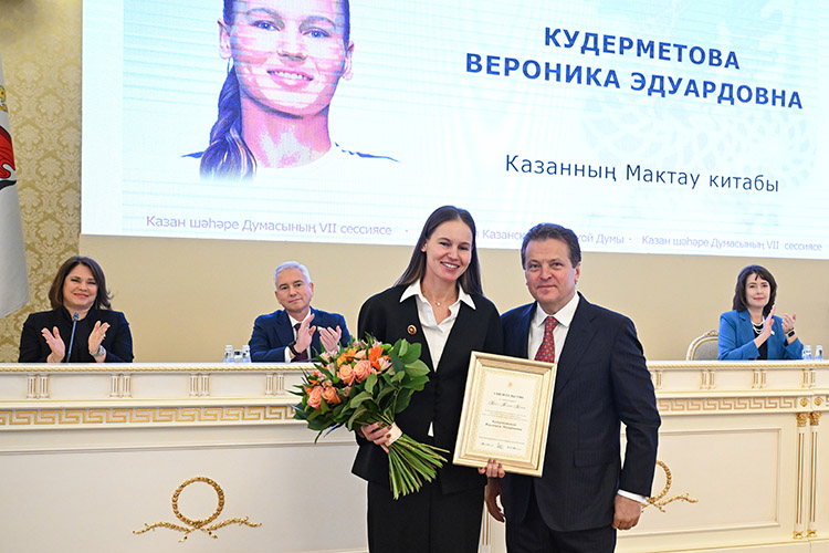 Вероника Кудерметова наконец-то добралась до родного города и смогла получить нагрудный знак, подтверждающий ее внесение в Книгу почета столицы Татарстана