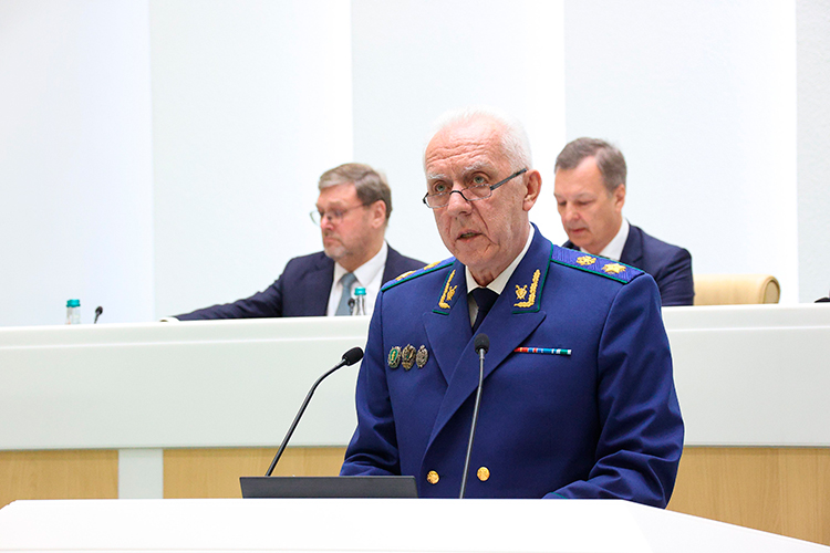 Свое выступление Гуцан начал с рассказа о том, как прокуратура следит за соблюдением прав ветеранов СВО. Результат впечатляет: восстановлены права более 600 тыс. человек, им выплачена компенсация на общую сумму 18,5 млрд рублей