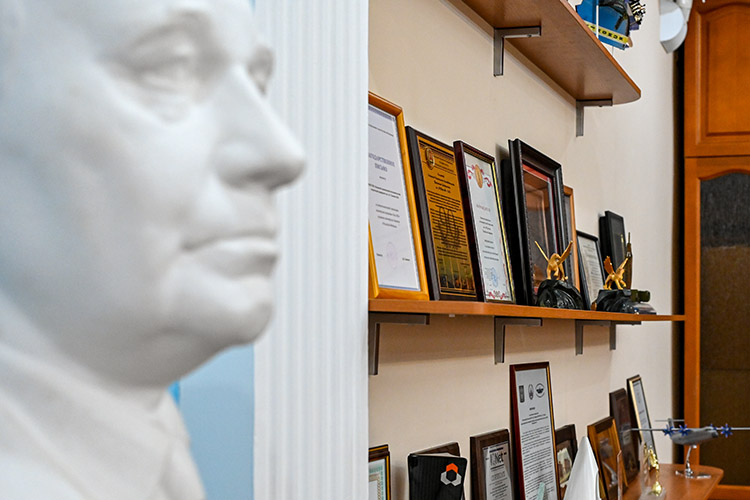 «Университет» или «институт» &mdash; абсолютно непринципиально. Важно содержание: качество образовательных программ, тому ли мы учим, какие компетенции по науке, сможем ли делать востребованные в индустрии продукты и технологии»