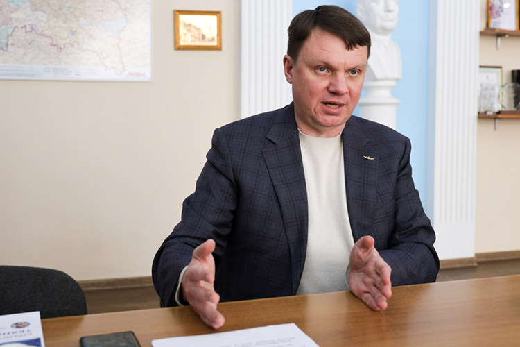 «У людей нет информации о реальном положении дел, и это порождает «сон разума» и слухи, которые чем фантастичнее, тем более охотно в них люди верят»