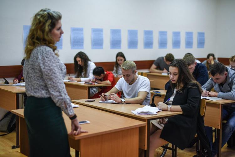 «Словом, педагогическому коллективу предстоит огромная работа, причем вместе с индустриальными партнерами &mdash; они должны понять, тому ли мы собираемся учить»