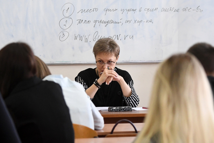 «Что удивило неприятно? Мало молодых преподавателей. Это до 39 лет. Молодые кадры с горящими глазами решают все. Они у нас есть, но мало &mdash; всего 25 процентов, а «зеленой зоной» считается 45 процентов»