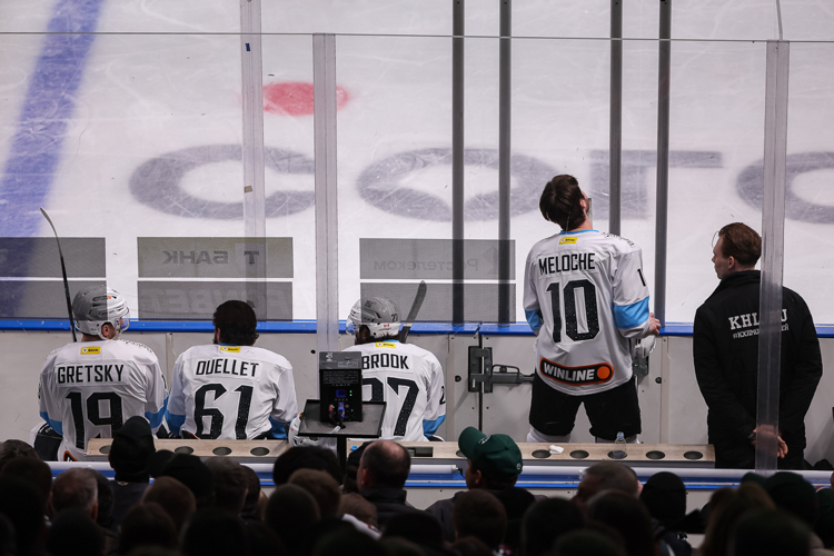 На скамейке штрафников в некоторых ситуациях было почти столько же игроков, сколько на скамейке команд