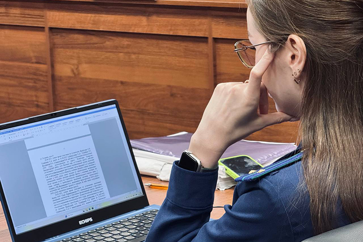 По словам Лилии Сурковой, фигуранты дела работали как «организованная группа», по заранее «разработанному преступному плану»