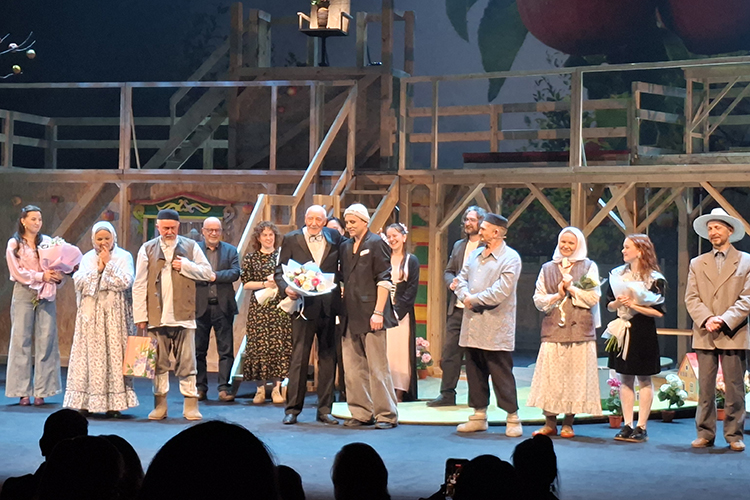 Другие роли второго плана тоже не остаются в тени. Именно через взаимодействие этих характеров раскрывается главный смысл постановки