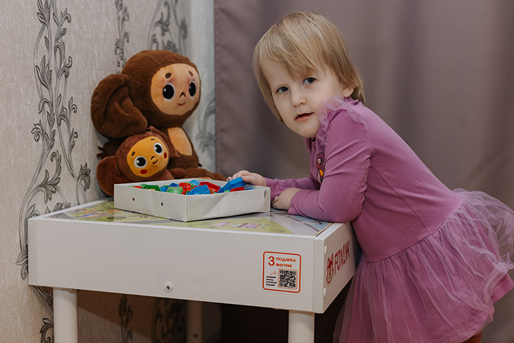 Двухлетней девочке надо научиться говорить и ходить