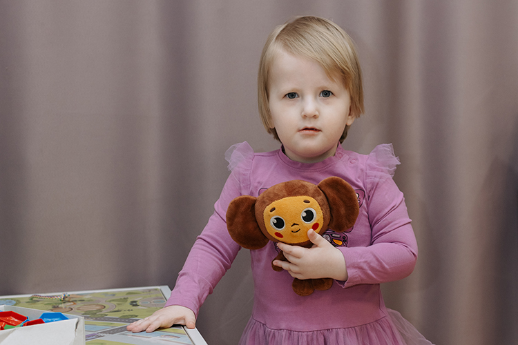 Через неделю после появления на свет девочку перевели в детскую больницу. Врачи выявили у Дарины поражение центральной нервной системы и двигательные нарушения