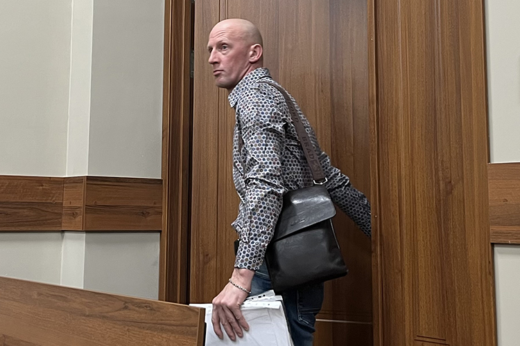 По словам Афанасьева, в 2014 году к нему в офис приезжала жена экс-судьи Резеда Минапова вместе с мамой Аминой Хуснутдиновой