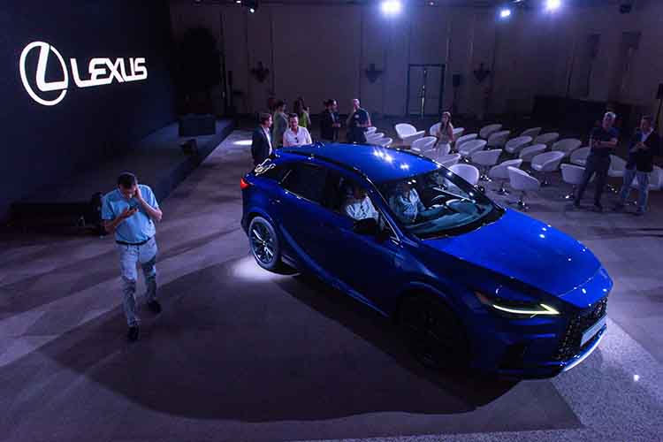 Самыми высокими у Lexus стали продажи бестселлера марки &mdash; обновленного RX, но и их было реализовано всего 25 штук