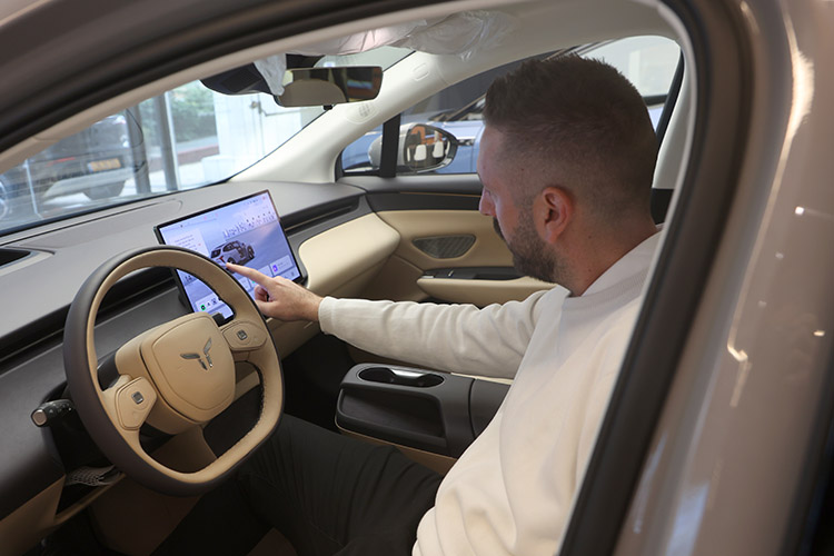 Всего в начале 2026-го на дороги республики выехало 67 автомобилей Hongqi