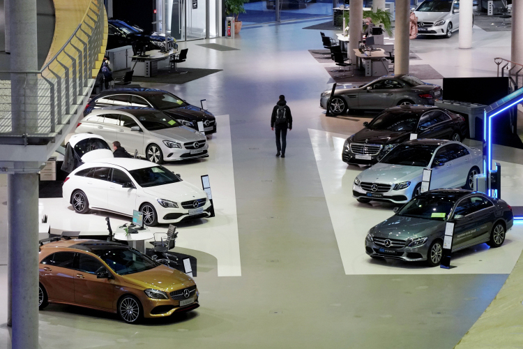 Покупатели, напуганные слухами об ужесточении правил растаможки через страны ЕАЭС (Киргизия, Беларусь) и очередным повышением утильсбора, бросились в салоны. В результате в марте было продано более 104 тыс. автомобилей, а это на 30,6% больше, чем в марте 2025 года