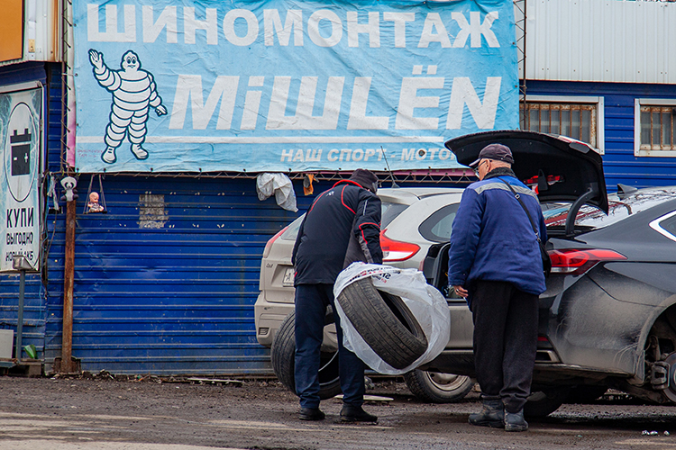 В конце прошлого года шинники намекали государству на то, что пора вводить защитные барьеры против продукции из КНР, и даже осторожно жаловались, что власти их не слышат