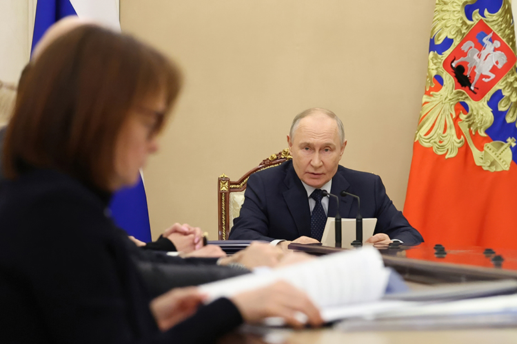 Как отметил российский лидер, экономическая динамика не радует, и в январе–феврале ВВП России сократился на 1,8%. Обрабатывающие отрасли и промышленное производство в минусе, строительство &mdash; тоже