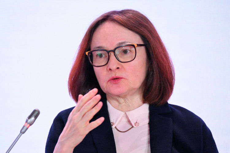 Набиуллина, как и на многих других форумах, сегодня убеждала зал в верности политики ЦБ