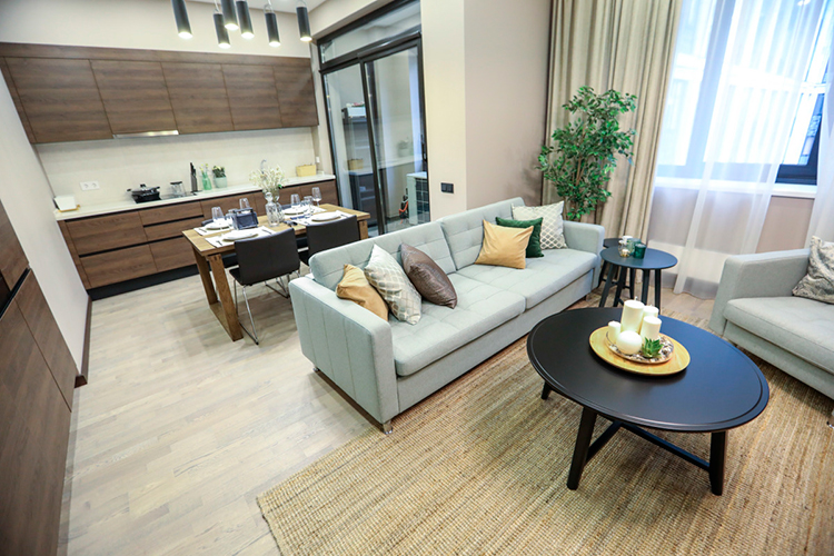 «Все инструменты для выбора доступны любому гостю, но по факту определяющих три: цена, местоположение и отзывы гостей. На праздники люди едут отдыхать семьями, поэтому мама при финансовой возможности всегда отдаст предпочтение отелю, а не квартире, потому что маме тоже нужен отдых»