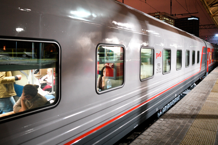 К примеру, 30 апреля успеть на вечерний поезд из Москвы с удобным временем прибытия в Казань уже не получится. На эту дату свободные места остались только на двух из 11 поездов, следующих по маршруту