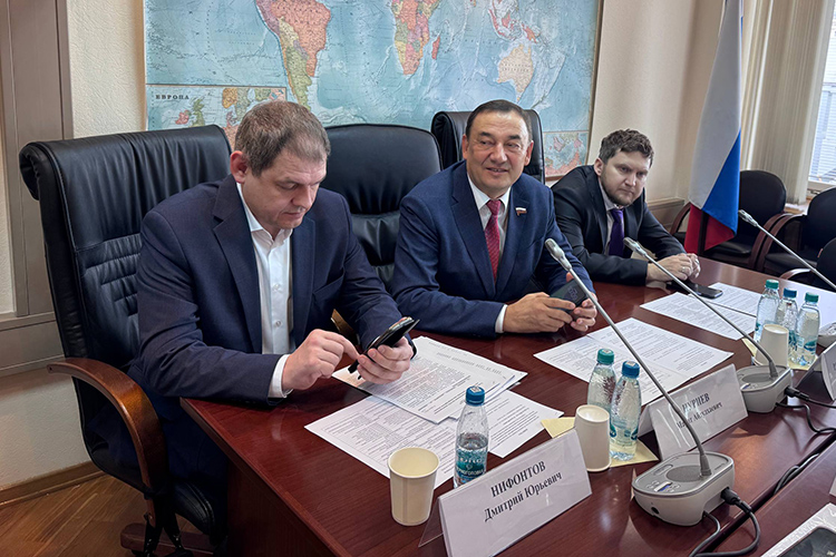 Сегодня в Госдуме депутат от Татарстана Марат Нуриев организовал круглый стол, посвященный обсуждению совершенствования системы управления многоквартирными домами