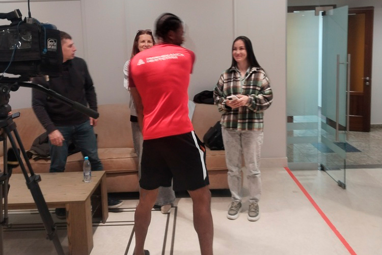 Для игроков разговор с журналистами &mdash; часть работы, но многие хотели бы увильнуть от нее. На камеру игроки собранные и говорят взвешенные слова. Без камеры &mdash; весельчаки