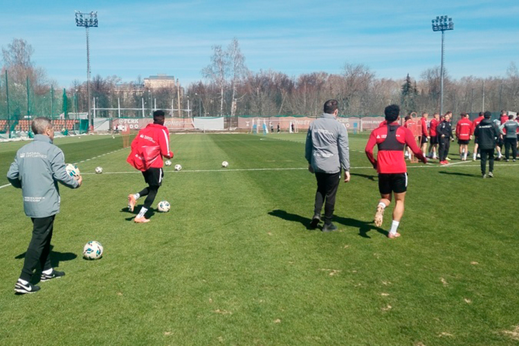 Совсем не по погоде одет колумбиец Арройо: солнце палит, тепло, а он в куртке, штанах и с повязкой на шее. В его родной Колумбии апрель, конечно, теплее