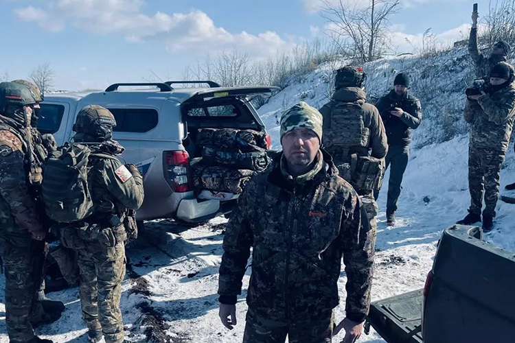 «В определенный день, когда мы приезжаем, примерно 400–500 человек собираются. Мы расставляем столы, разгружаем машины, раздаем детское питание, памперсы, одежду»