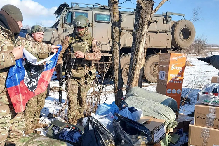 «Часто так происходит &mdash; приезжаешь к одному, знакомишься и с другими. Мы приезжали, все передали, что привезли, а вечером ужин &mdash; садимся вместе, едим, общаемся»