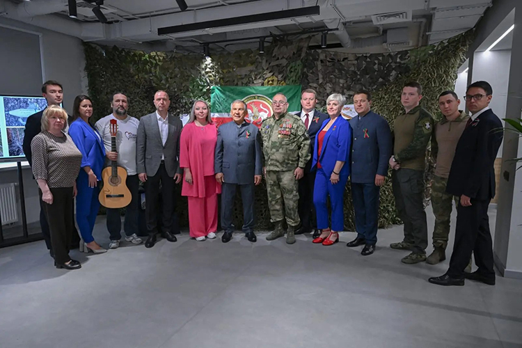 «Вот в прошлом году Ильсур Раисович предложил создать патриотические центры при школах. В Казани создали четыре таких центра в каждом районе»