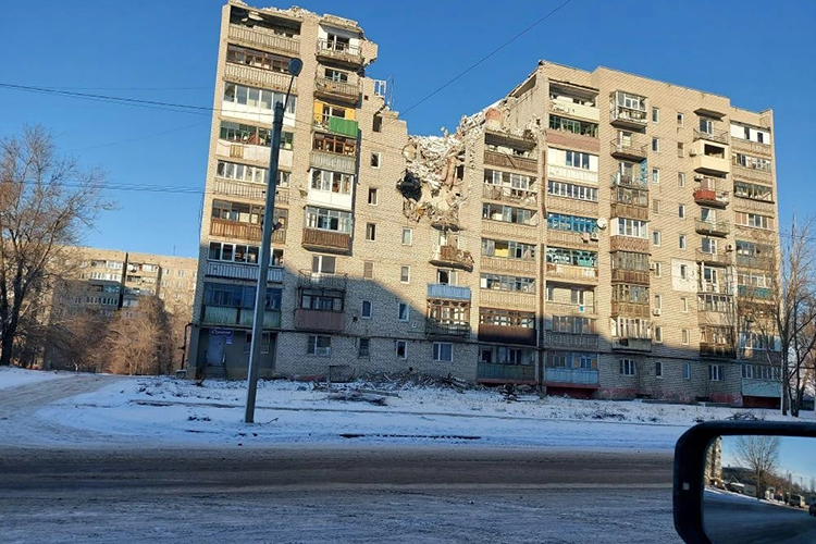 «Когда ты идешь по городу, а тебе навстречу одни только военные. Заходишь в кафе, а там на подоконниках и столах автоматы лежат, бронежилеты»