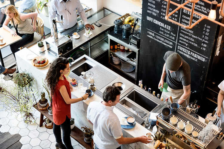 Кафе и рестораны освобождаются от НДС с 1 апреля по 31 декабря 2026 года, даже если зарплаты работников ниже средних по отрасли в данном регионе