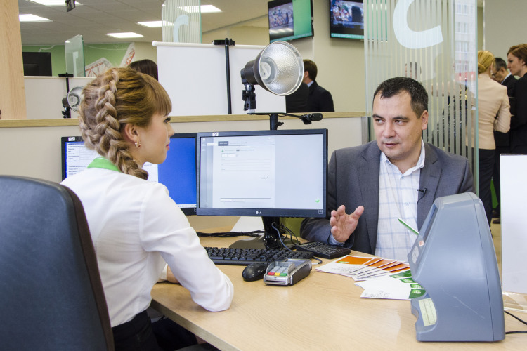 Щепотка нововведений может коснуться и банков. По одному из законопроектов их станут штрафовать на 20 тыс. рублей за открытие счета или вклада гражданину, если нет сведений о его ИНН, дате постановки на учет в инспекции