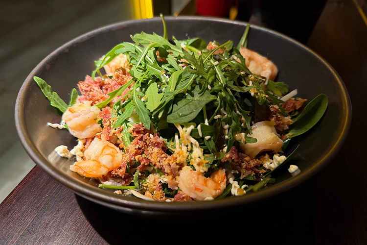 Хрустящий салат с креветками, беконом и арахисом