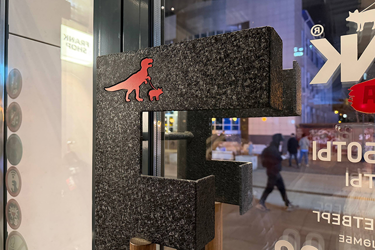 Если присмотреться на ручку двери, на ней изображен микродинозавр, который ведет на поводке крохотную свинку &mdash; это Фрэнк и Пигги &mdash; два ключевых персонажа заведения