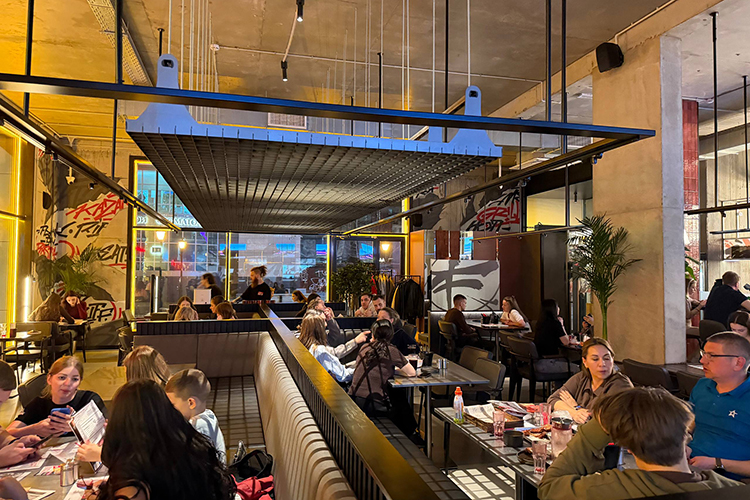 Внутри &mdash; брутальный лофт с англоязычным рэпом, шумными разговорами и смехом из разных углов