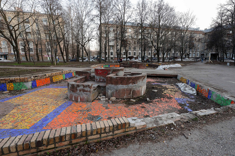 Нынешней точкой притяжения является запущенная и разбитая чаша фонтана, на дне которой угадываются остатки мозаики