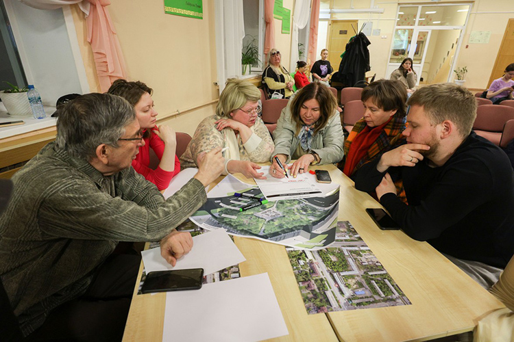 Дискуссия развернулась и вокруг детской площадки. Среди присутствующих ее строительство поддержки не нашло