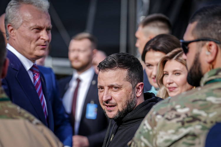 «Если мы говорим о финансовой помощи Запада для Украины, то нужно прежде всего понимать, что на Украине полностью умерла экономика и страна целиком живет за счет так называемых донатов со стороны западных стран»