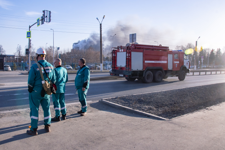 Часть рабочих занята в восстановительных работах, остальные ушли в очередной оплачиваемый отпуск. О каком количестве сотрудников идет речь, не уточняется