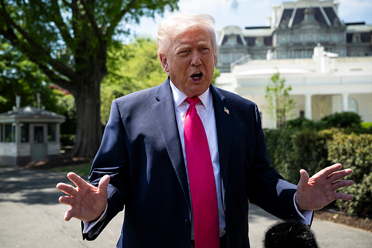 Морская блокада Ирана оказалась эффективным инструментом давления, приведшим Тегеран к переговорам, считает Трамп